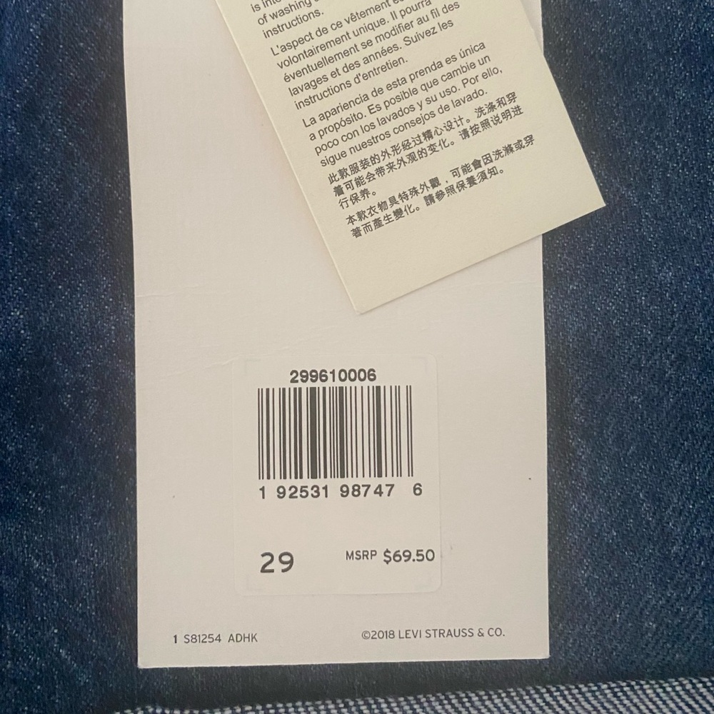 NWT Levi’s Premium 501 Shorts -Mid Rise - Picture 3 of 4